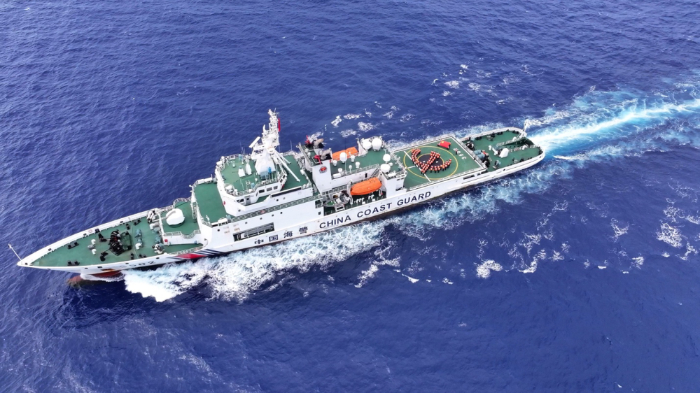 在祖國海疆“向黨組織靠攏” 中國海警黃巖艦位黃巖島海域迎來新黨員