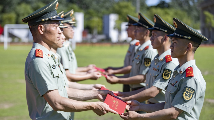 全軍部隊(duì)組織多種活動(dòng)慶祝建黨104周年