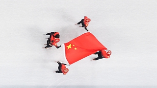 在體育館的最高處，我似乎看見(jiàn)“雪從天降，落地成金”