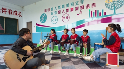 在東北鄉(xiāng)村，他們上演現(xiàn)實(shí)版“放牛班的春天”