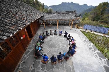 “不管多偏遠(yuǎn)的地方，都不會被落下”——十八洞村里宣講二十大精神的“院壩會”