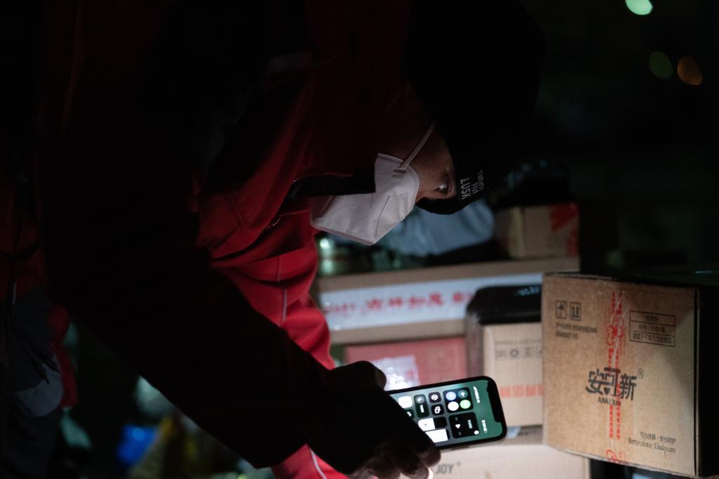 新華全媒+丨京外支援、夜間派送，疏通北京快遞堵點(diǎn)