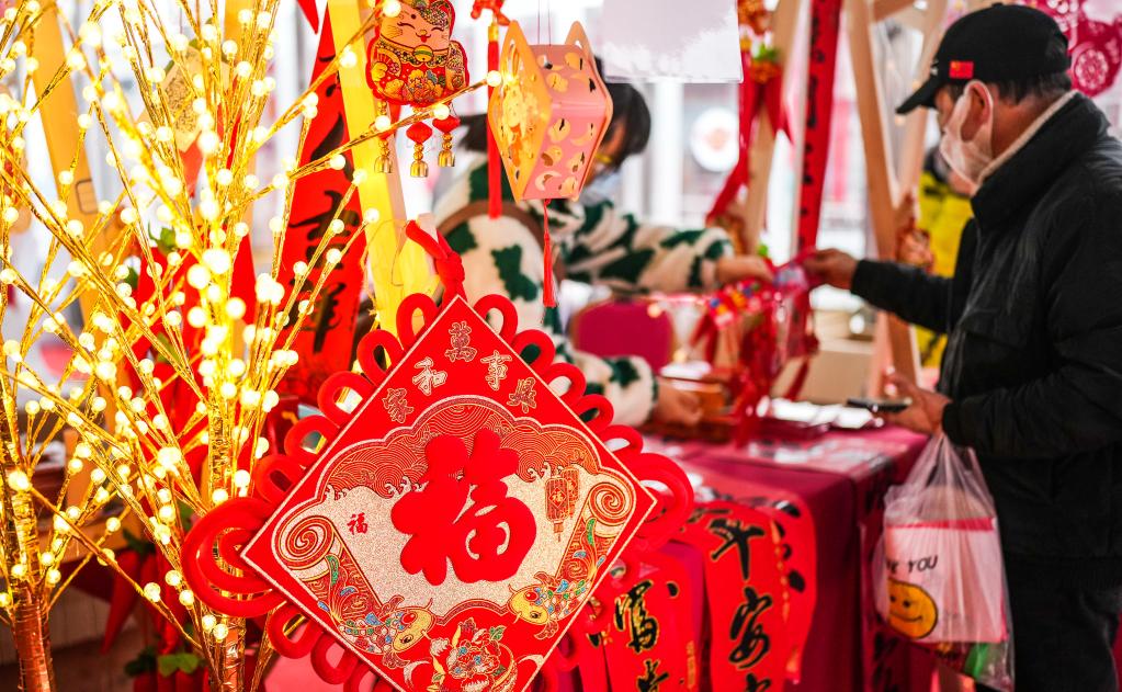 采購(gòu)年貨迎新春