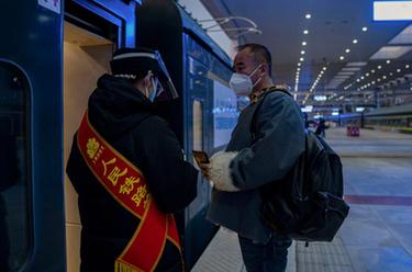 新華全媒+·新春走基層丨坐上自己曾駕駛的火車，他沿著青藏線回家過年