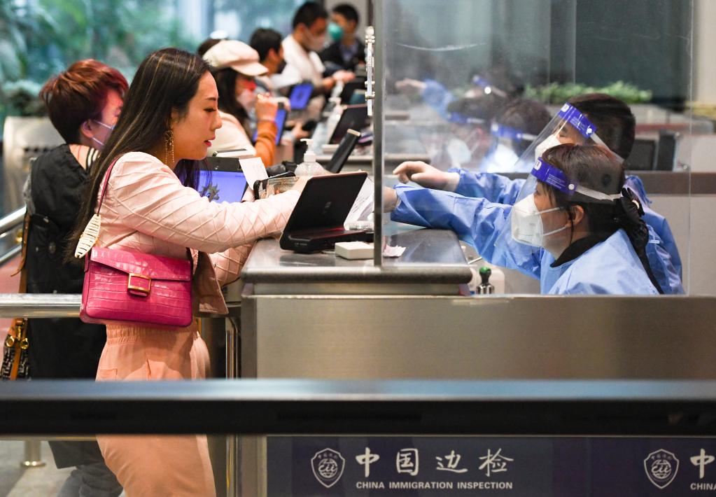 ?？冢憾啻氩⑴e保障旅客高效通關(guān)