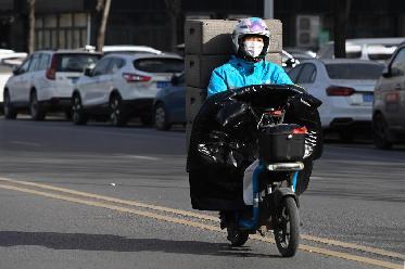 今年過(guò)年，開(kāi)車(chē)回家！——“95后”騎手李文達(dá)成了年度“小目標(biāo)”