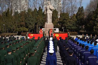 “把雷鋒精神代代傳承下去！”——軍地青年典型代表祭掃雷鋒墓側(cè)記
