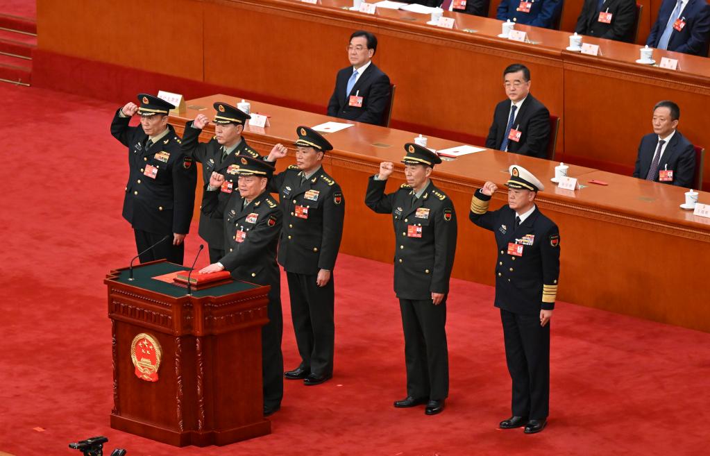 中央軍事委員會副主席、委員進行憲法宣誓
