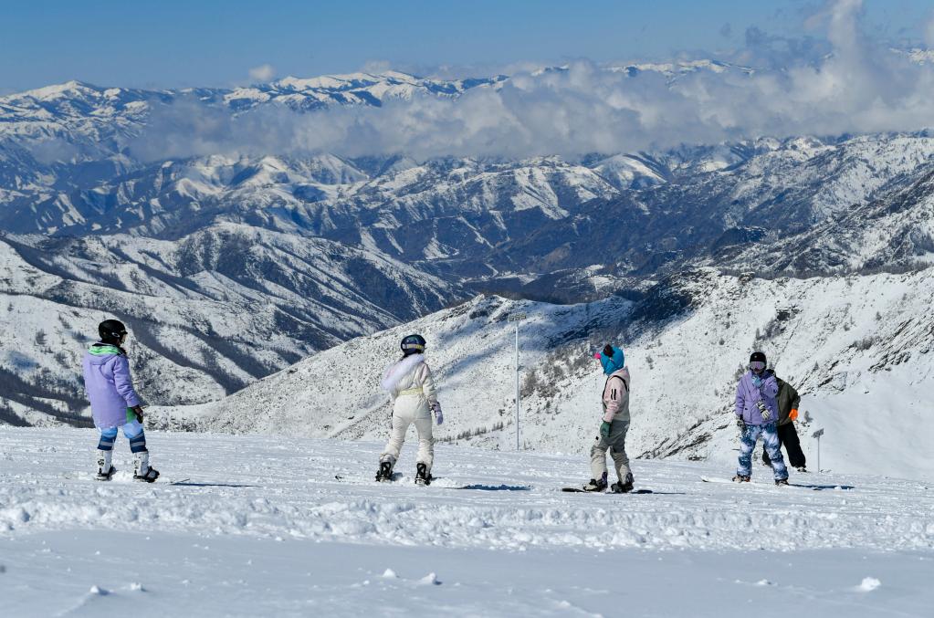 新華全媒＋丨四月，在新疆可可托海弄雪
