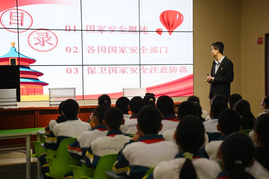 新華全媒+丨主題班會、禁毒宣傳、安全講座——全民國家安全教育日活動進(jìn)校園
