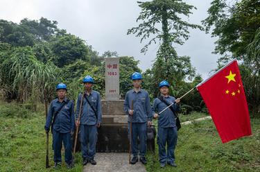 國(guó)道之行 從雪山奔向大海｜49年，他們帶著國(guó)旗走了25萬(wàn)公里