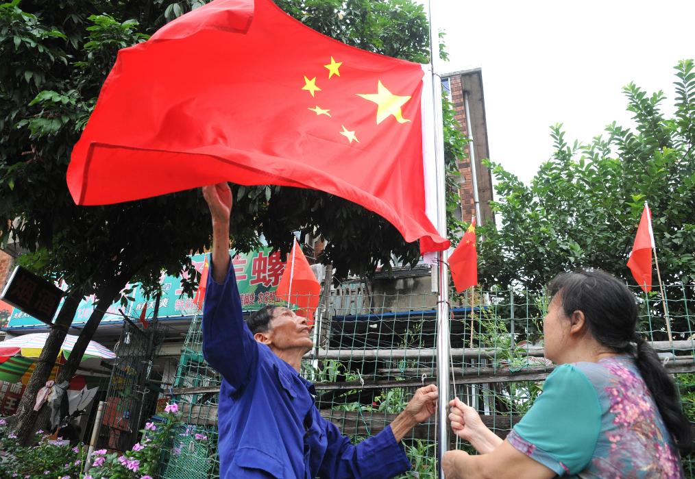 新華全媒+丨在家門口升國(guó)旗，這位八旬老黨員堅(jiān)持了29年
