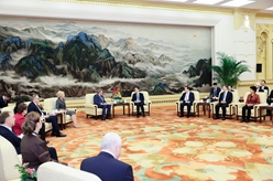 韓正會見中俄友好、和平與發(fā)展委員會第十四次全體會議與會代表