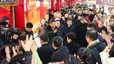 習近平察看春節(jié)市場供應：希望你們的生活像糖果一樣甜甜美美