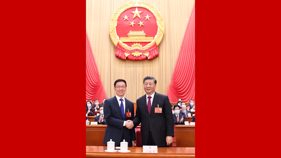 習近平同新當選的國家副主席韓正握手