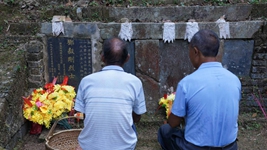 當(dāng)年你守護(hù)我們，如今我們守護(hù)你……