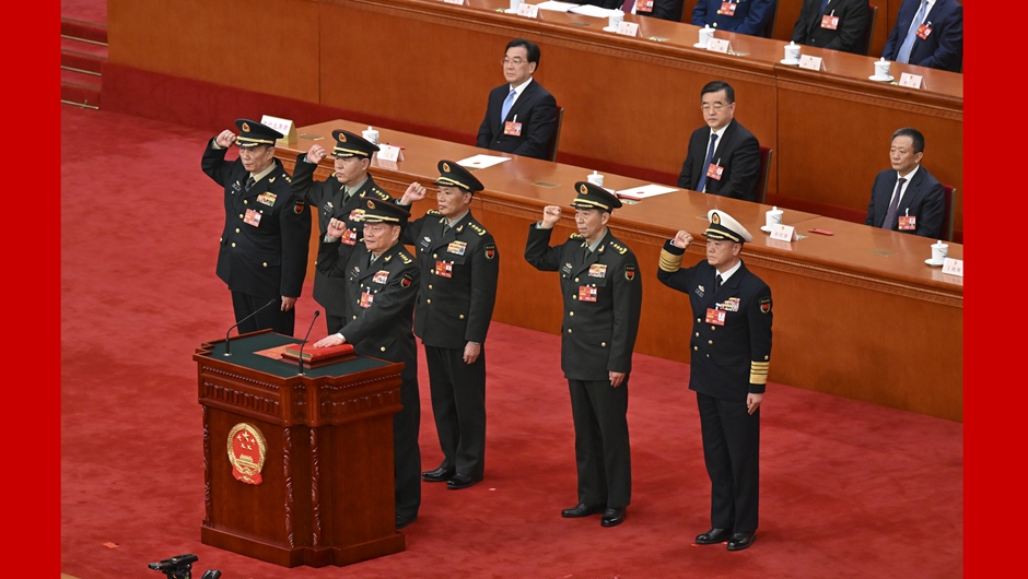 中央軍事委員會(huì)副主席、委員進(jìn)行憲法宣誓