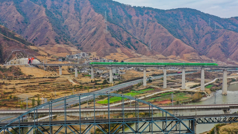 新路騰躍橫斷山——寫(xiě)在新成昆鐵路全線通車(chē)之際